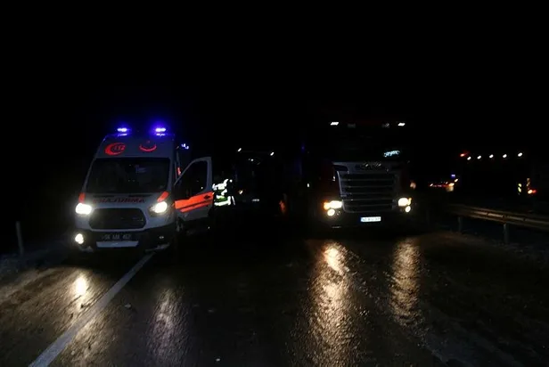 sivasta-feci-kaza-yolcu-otobusu-ile-2-tir-carpisti-1644523783380.jpeg Sivas'ta feci kaza! Yolcu otobüsü ile 2 TIR çarpıştı-4