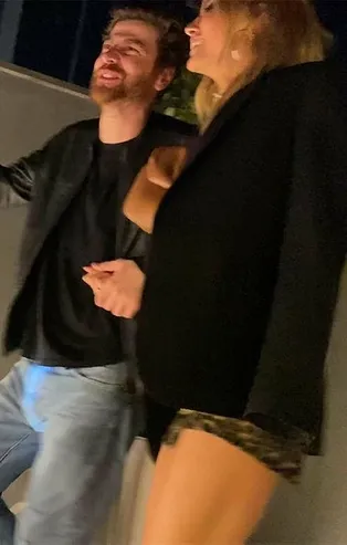 Çağla Şıkel aşk sorularına ateş püskürdü! Gergin anlar...