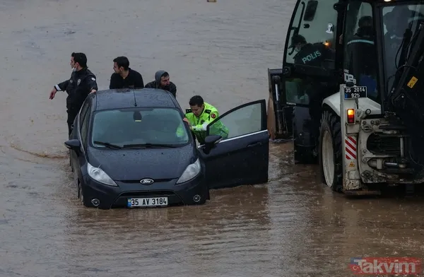 SON DAKİKA: İzmir'de sel felaketi! Polisler vatandaşlara yardımcı oldu - 9