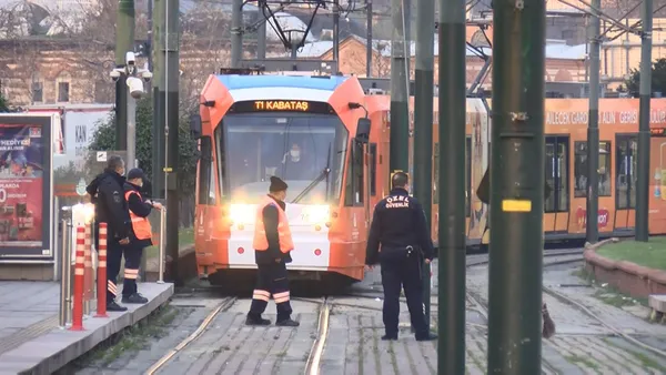 istanbulda-dehset-anlari-bir-kisi-eminonude-tramvayin-altinda-kaldi-1640761090994.jpg