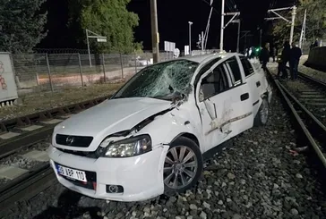 Trenle otomobil çarpıştı