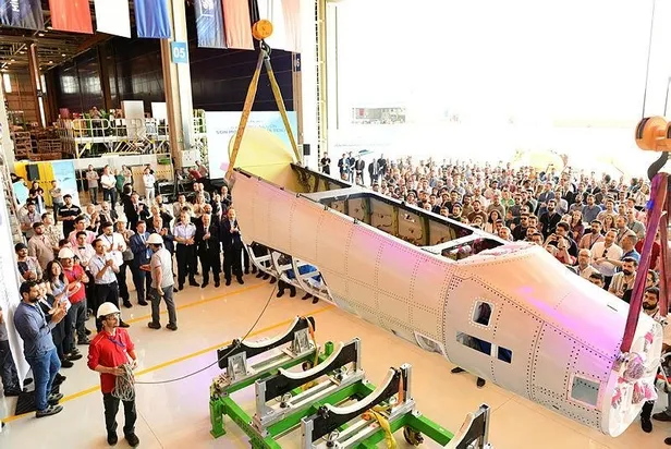 hurjette-yeni-asamaya-gecildi-turkiyenin-ilk-jet-motorlu-egitim-ucaginin-on-govdesi-1654937738752.jpeg HÜRJET'te yeni aşamaya geçildi! Türkiye'nin ilk jet motorlu eğitim uçağının ön gövdesi...-4