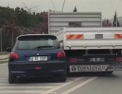 Kamyonetiyle hasmının önünü keserek kurşun yağdırdı