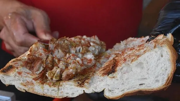 kokorecte-akilalmaz-hile-dana-bagirsagi-ve-fazla-yag-koyup-satmislar-1602400303163.jpg Kokoreçte akılalmaz hile! İçine dana bağırsağı ve fazla yağ koyup satmışlar-4