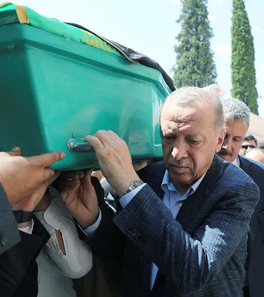 Son dakika: Başkan Erdoğan Manisa'da Hakan Hilmi Füzun'un cenaze törenine katıldı-7