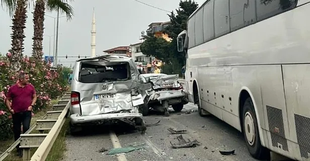 Antalya'da zincirleme kaza: 4 araç birbirine girdi