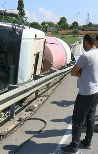 Tuzla'da virajı alamayan beton mikseri devrildi