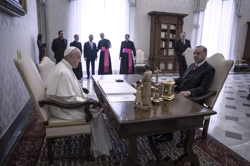 baskan-erdogandan-papa-fransuvaya-filistin-mektubu-uluslararasi-toplum-is-birligi-ve-esgudum-icinde-hareket-et-1713005576500.jpg Başkan Erdoğan'dan Papa Fransuva'ya "Filistin" mektubu: Uluslararası toplum iş birliği ve eşgüdüm içinde hareket etmeli-3