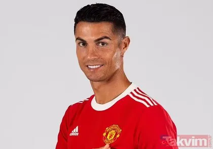 Cristiano Ronaldo yine yaptı yapacağını! 80 sterlinlik Manchester United forması almak için taraftarlar 300 metre kuyruğa girerken o...