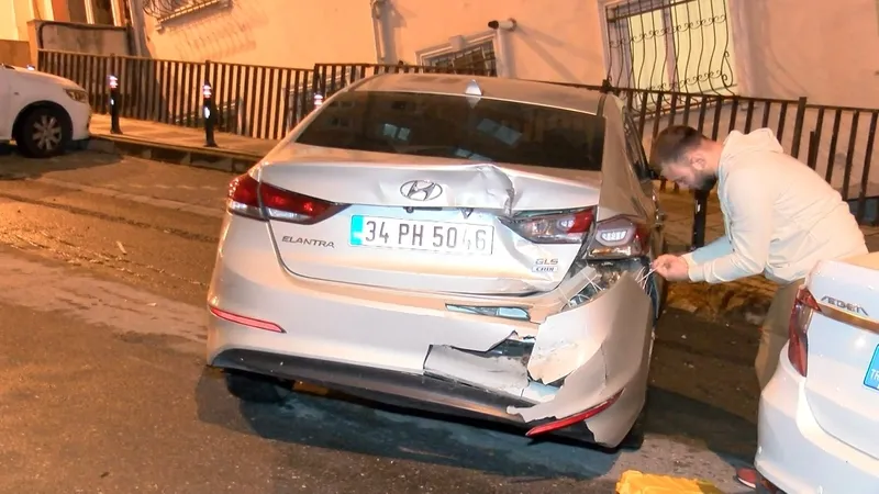 Ümraniye'de korkutan kaza! Fren yerine gaza bastı, kırdı geçirdi: 14 araca birden çarptı!-2