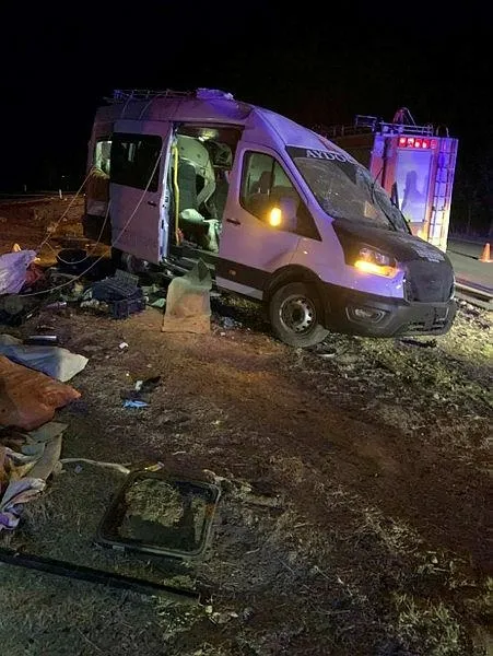 yozgatta-minibus-devrildi-16-yarali-1574535501017.jpeg Yozgat'ta minibüs devrildi: 16 yaralı-2