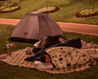 Deprem sonrası İstanbulun en zor gecesi! Parklarda sabahladılar