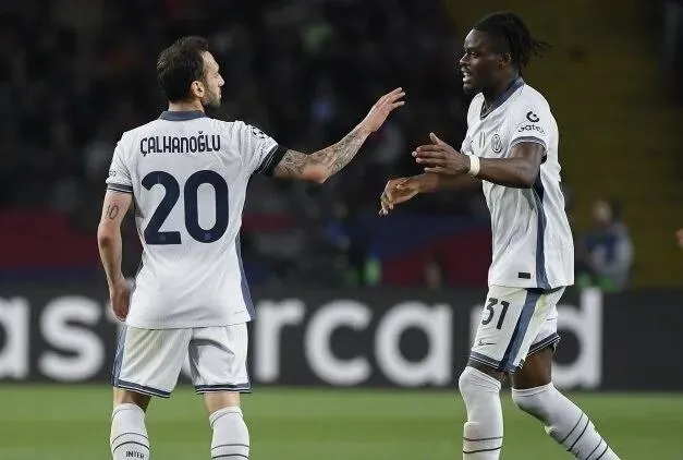 Hakan Çalhanoğlu’ndan Barcelona mesajı!