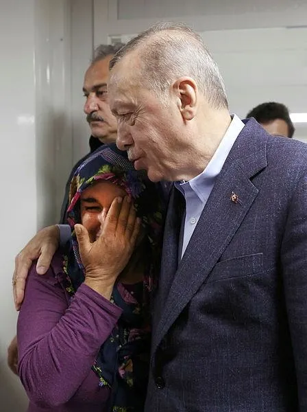 defnede-duygusal-anlar-baskan-erdogan-dur-aglama-ya-bizi-de-aglatacaksin-diyerek-tezkin-etti-1678656229793.jpeg