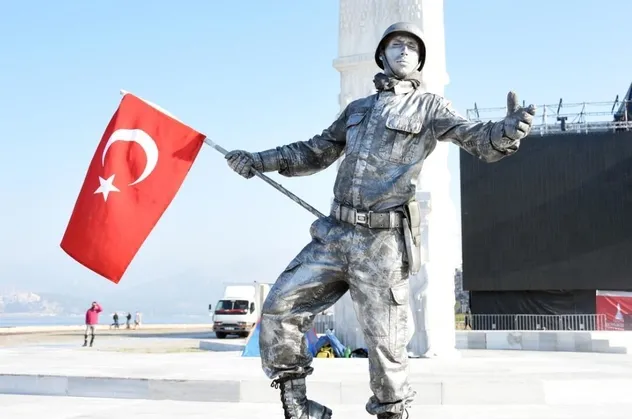 İzmir’de Gündoğdu Meydanı’nda asker selamı veren canlı heykelin rekor denemesi sürüyor