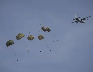 Paraşütçü komandolar şov yaptı