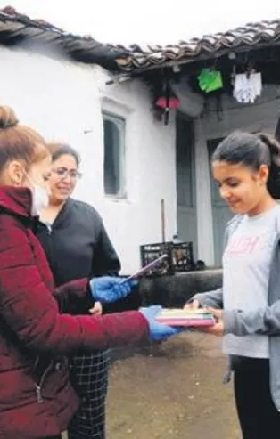 Öğretmenler, köy köy dolaşıp evde kalan öğrencilerine kitap dağıttı
