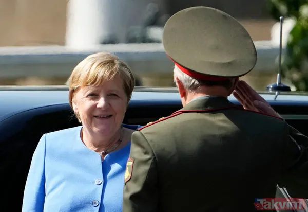 SON DAKİKA: Rusya Devlet Başkanı Putin Almanya Başbakanı Angela Merkel'e çiçek verdi - 6