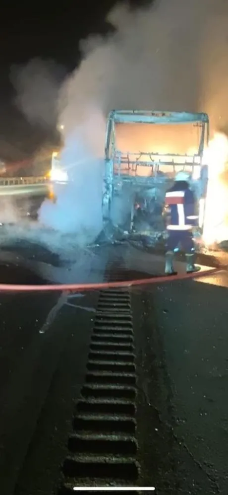 alev-alev-yanan-otobusun-icindeki-18-yolcu-son-anda-kurtarildi-1663014185462.jpg Alev alev yanan otobüsün içindeki 18 yolcu son anda kurtarıldı-4