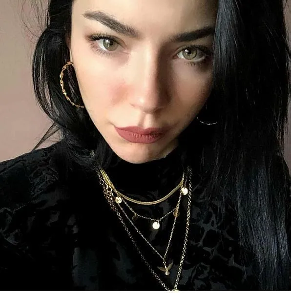 merve-bolugur-askta-aradigini-bir-turlu-bulamiyor-son-sevgilisi-erkan-senle-de-yollari-ayirdi-1642791009146.jpeg Merve Boluğur aşkta aradığını bir türlü bulamıyor! Son sevgilisi Erkan Şen'le de yolları ayırdı-10