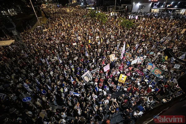 Tel Aviv yine sokaklara döküldü! Eli kanlı Netanyahu'nun evinin önünde büyük protesto: Sen baştasın, sen suçlusun - 12