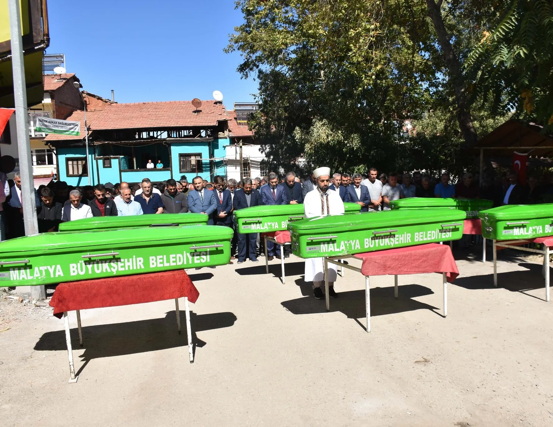 Acı manzara: Tabutları yan yan dizildi