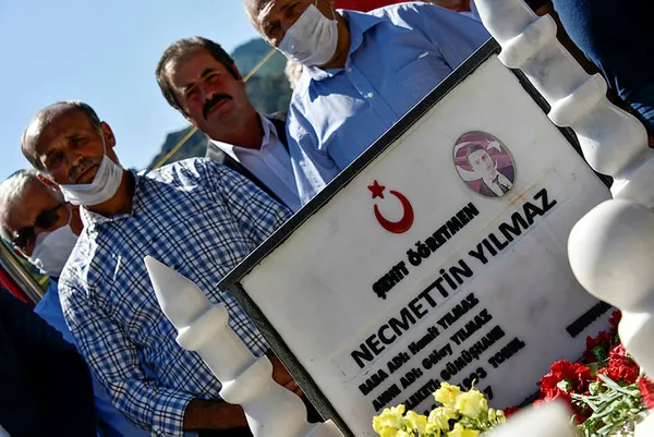 tuncelide-teror-orgutu-pkknin-3-yil-once-orucluyken-sehit-ettigi-ogretmen-necmettin-yilmaz-mezari-basinda-anildi-1594912288632.jpg Tunceli'de terör örgütü PKK'nın, 3 yıl önce oruçluyken şehit ettiği öğretmen Necmettin Yılmaz mezarı başında anıldı-3