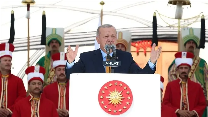 kabinenin-adresi-3-kez-ahlat-baskan-erdogan-dunyaya-seslenecek-1787492539094.jpeg Kabinenin adresi 3. kez Ahlat! Başkan Erdoğan dünyaya seslenecek-5
