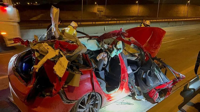Kocaeli'nin Gebze ilçesinde tırla çarpışan otomobildeki 1 kişi öldü, 3 kişi yaralandı.