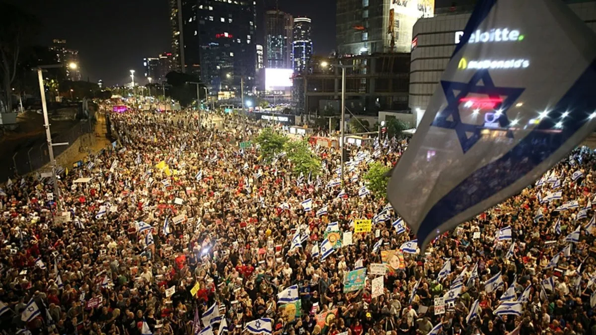 İZLE I Tel Aviv sokakları karıştı! On binlerce kişi sokaklara döküldü