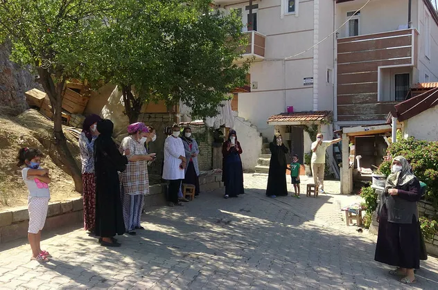 Mahalleliyi korku sardı! Her taşın altından çıkıyorlar