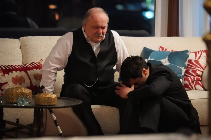 oznur-sercelerden-sonra-cetin-tekindor-da-ayrildi-dendi-yali-capkininin-halis-agasinin-nerede-oldugu-ortaya-ci-1728221337187.jpg Yalı Çapkını'nın Halis Ağa'sının nerede olduğu ortaya çıktı! Öznur Serçeler'den sonra Çetin Tekindor da ayrıldı dendi!-3