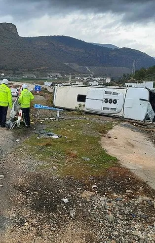 Son dakika: Akkuyu Nükleer Güç Santrali işçilerini taşıyan otobüs devrildi! Çok sayıda yaralı var