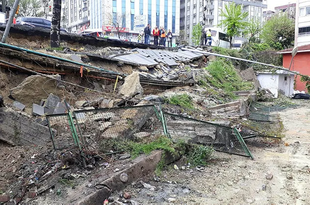 Küçükçekmece'de istinat duvarı çöktü