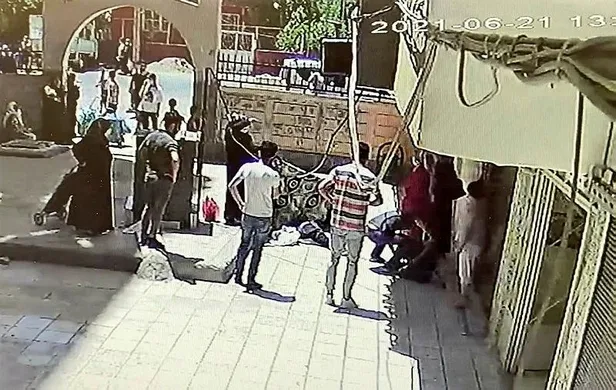 diyarbakirda-garip-olay-tartisan-kisiler-silah-cekince-korkup-7nci-kattan-atladi-1624286938320.jpeg Diyarbakır'da garip olay! Tartışan kişiler silah çekince korkup 7'nci kattan atladı-3