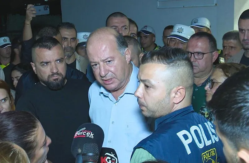 Olayla ilgili hastanede kurulan kriz merkezi çalışmalarına devam ediyor. Ailelerin hastane önünde bekleyişleri sürerken, KKTC Sağlık Bakanı Hakan Dinçyürek, konuya ilişkin açıklamada bulundu. (AA)