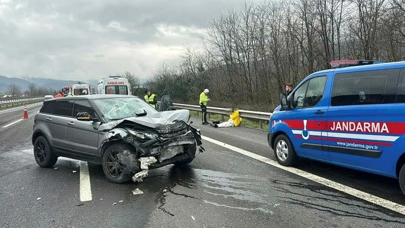 Düzce'de feci kaza! Lüks cip otoyolda otomobile arkadan çarptı: 3 kişi hayatını kaybetti 1'i bebek iki kişi yaralandı-4