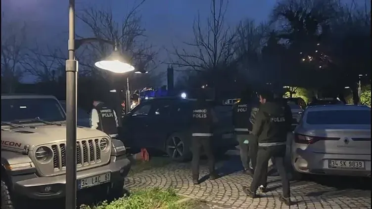 gunduz-spor-gece-uyusturucu-partileri-yapilan-clubhousein-kapisina-dayandilar-sosyete-karisti-5-bin-dolarimizi-1770881063091.jpeg Gündüz spor gece uyuşturucu partileri yapılan ClubHouse'ın kapısına dayandılar! Sosyete karıştı: "5 bin dolarımızı geri verin" kavgası-5