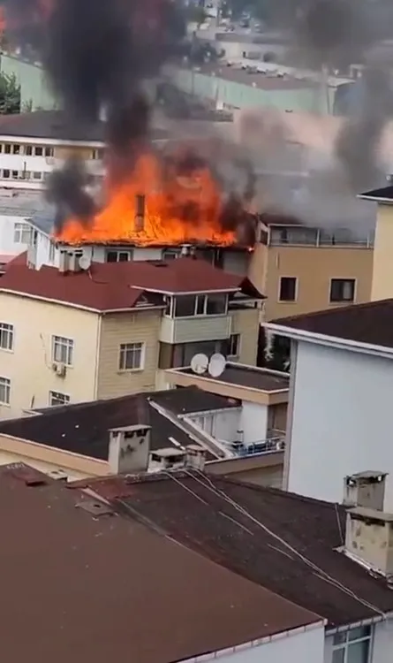 Kartal'da 5 katlı binanın çatısında yangın! Ekipler bölgede-1