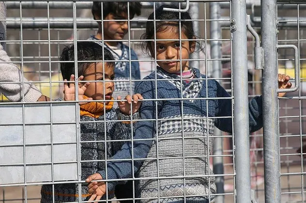 Yunanistan'ın çocuklara bile tahammülü yok!