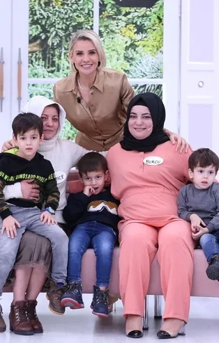 Canlı yayında büyük buluşma! Burcu’nun hayali gerçek oldu 22 yıllık hasret Esra Erol’da son buldu! Anne-kız stüdyo gözyaşlarına boğdu