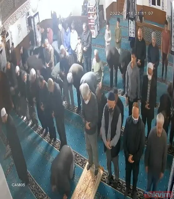 Camide teravih namazı kılarken kalp krizi geçirip hayatını kaybetti - 2