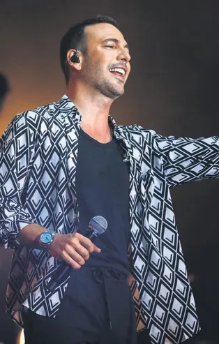 Sahnede duygu dolu anlar! Oğuzhan Koç nişanlısı Demet Özdemir'i şarkısıyla ağlattı