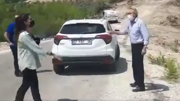 chp-antalya-milletvekili-rafet-zeybek-yangin-bolgesinde-basin-calisanlarinin-uzerine-yurudu-1628199860283.jpg CHP Antalya Milletvekili Rafet Zeybek yangın bölgesinde basın çalışanlarının üzerine yürüdü!-3