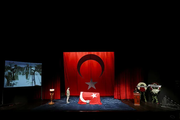 SON DAKİKA: Türk tiyatrosunun son temsilcilerinden Rauf Altıntak'a veda... Türk bayrağına sarılı tabutu alkışlarla uğurlandı-5
