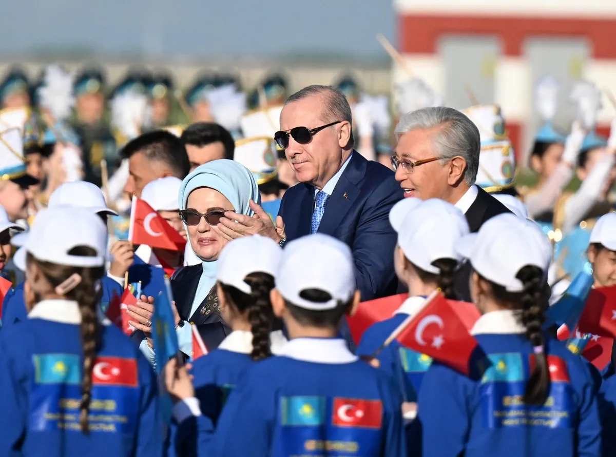 BAŞKAN ERDOĞAN'A DOMBRA İLE KARŞILAMA-1