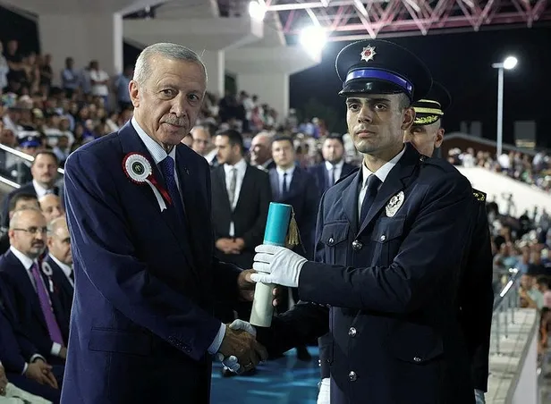 baskan-erdogan-polis-meslek-yuksekokullari-mezuniyet-toreninde-onemli-aciklamalarda-bulundu-1690400162683.jpeg
