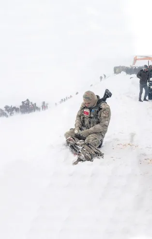 Baz istasyonu kuran iki görevli ölümü göze aldı, kurtarma ekiplerine katıldı! İkisi de çığın altında kaldı...