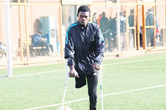 Tek bacakla 9 bin 151 kilometre! Afrikalı ampute futbolcu Foday James Luneh Şanlıurfa'ya transfer oldu
