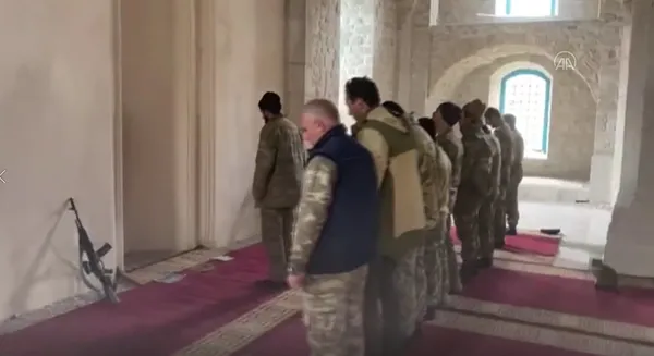 ermenistan-isgalinden-kurtarilan-susada-azerbaycanli-asker-28-yil-sonra-yasadigi-evini-buldu-1605260947666.jpg Ermenistan işgalinden kurtarılan Şuşa'da Azerbaycanlı asker, 28 yıl sonra yaşadığı evini buldu-5